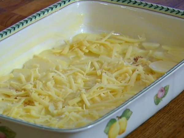 Смазать форму сливочным маслом и выкладывать в нее картофель слоями, каждый слой посыпать мускатным орехом и сыром. Смазать форму сливочным маслом и выкладывать в нее картофель слоями, каждый слой посыпать мускатным орехом и сыром.