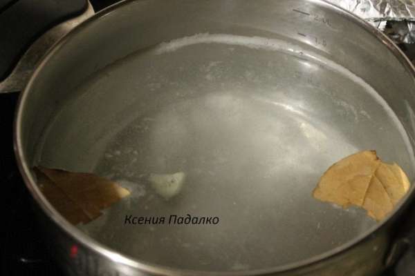 Для рассола, закипятить воду. Добавить в нее все специи и соль. Прокипятить 5 минут и выключить огонь. Залить горячим рассолом грибы, добавить уксус в банку и закатать. Переворачиваем вверх дном и оставляем в таком положении, до полного остывания. Или можно закрыть капроновой крышкой, а как остынут, просто убрать в холодильник. Для рассола, закипятить воду. Добавить в нее все специи и соль. Прокипятить 5 минут и выключить огонь. Залить горячим рассолом грибы, добавить уксус в банку и закатать. Переворачиваем вверх дном и оставляем в таком положении, до полного остывания. Или можно закрыть капроновой крышкой, а как остынут, просто убрать в холодильник.