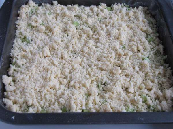 Для посыпки растереть в крошку муку, сахар и сливочное масло комнатной температуры. равномерно посыпать пирог.