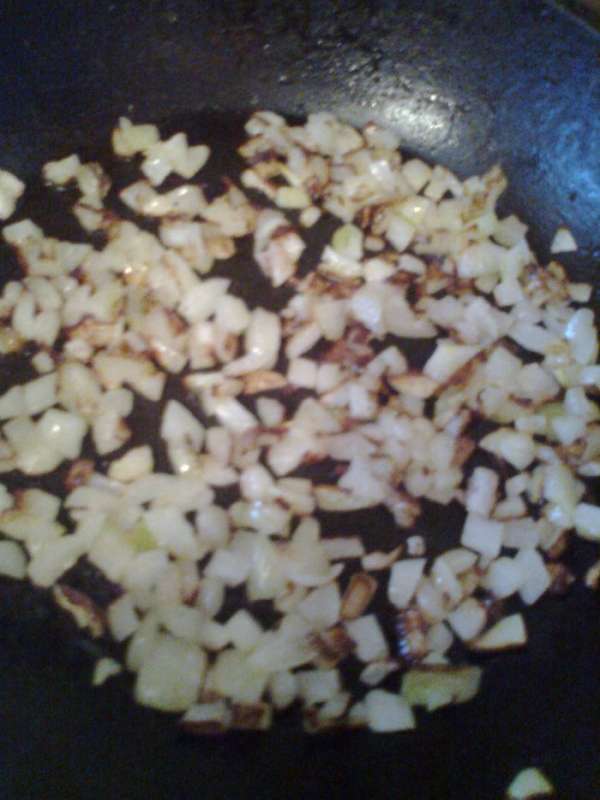 Если хочется мясного,то режем наши колбаски на мелкие кусочки. Если хочется мясного,то режем наши колбаски на мелкие кусочки.