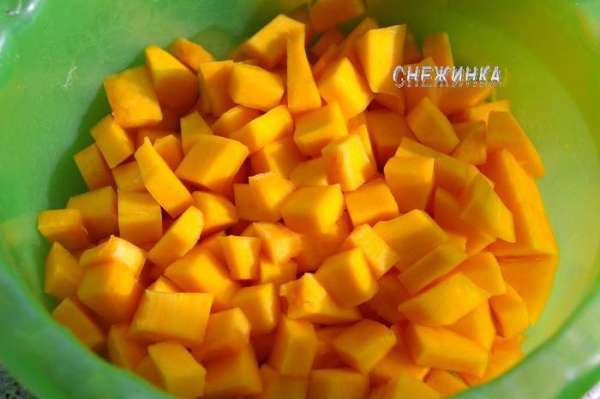 Тыкву нарезаем не очень крупными кусочками. Тыкву нарезаем не очень крупными кусочками.