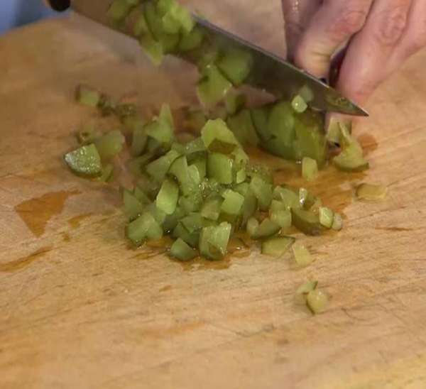 Соленый огурец мелко порубить. Соленый огурец мелко порубить.