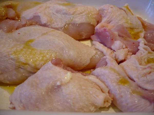 Курочку (я использовала бедрышки и ножки, освободив их от косточек) промоем и обсушим полотенцем. Посолим слегка и поперчим. Выложим курочку в форму. Смажем кожу оливковым маслом. Поставим в духовку на 40 минут. Затем достанем форму из духовки выложим к курице ломтики очищенного чеснока, цедру лимона и имбирь. Смажем ароматным маслом. Ставим в духовку еще на 10 — 15 минут. Курочку (я использовала бедрышки и ножки, освободив их от косточек) промоем и обсушим полотенцем. Посолим слегка и поперчим. Выложим курочку в форму. Смажем кожу оливковым маслом. Поставим в духовку на 40 минут. Затем достанем форму из духовки выложим к курице ломтики очищенного чеснока, цедру лимона и имбирь. Смажем ароматным маслом. Ставим в духовку еще на 10 — 15 минут.