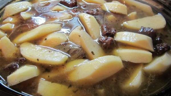 Готовое мясо отправим в очищенный картофель, добавим подливу, которая у нас осталась,зальем водой, все хорошо размешаем и отправляем в духовку на 1 час при температуре 200-220 градусов. Готовое мясо отправим в очищенный картофель, добавим подливу, которая у нас осталась,зальем водой, все хорошо размешаем и отправляем в духовку на 1 час при температуре 200-220 градусов.