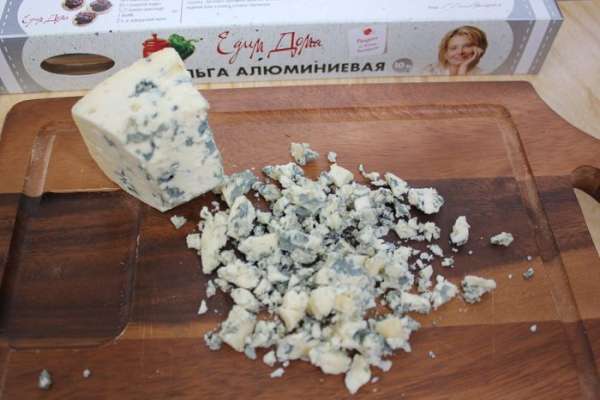 Приготовить заправку: Сыр с плесенью раскрошить на кусочки. Смешать сыр со сливками. Приготовить заправку: Сыр с плесенью раскрошить на кусочки. Смешать сыр со сливками.