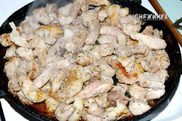 В это время на другой сковороде разогреваем пару ложек масла и кладем мясо. Обжариваем со всех сторон на среднем огне. В это время на другой сковороде разогреваем пару ложек масла и кладем мясо. Обжариваем со всех сторон на среднем огне.