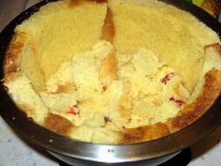Выложить крем на бисквит, чередуя с кусочками (обрезками) бисквита.