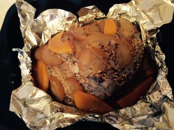 Мясо отлично сочетается с отварным картофелем. Тыкву и яблоки всегда подаю вместе с мясом, а сок, который образовался, подаю в отдельной посуде как соус или просто поливаю им мясо (на ваш выбор).
Сладковатое ароматное блюдо для ценителей вкусной еды станет вкусным украшением вашего стола!

Всем приятного аппетита!
