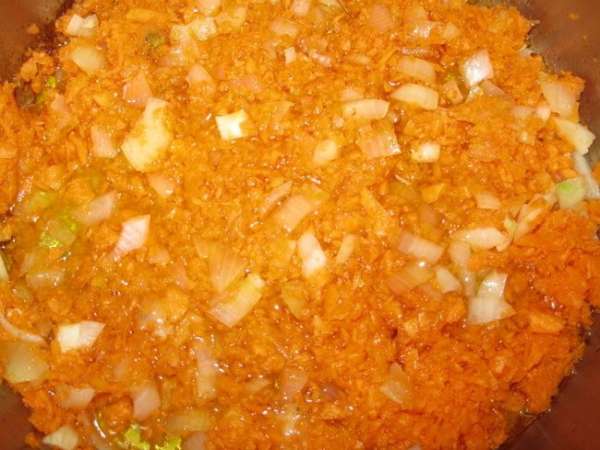 Нарзеать лук, морковь и измельчить чеснок. 
Выложить мясо на тарелку.
В сковороду положить морковь, лук и чеснок, жарить 3-5 минут. 