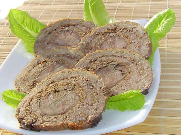 Рулет нарезаем порционными кусками. Употреблять мясной рулет с языком и орехами можно как в горячем, так и в холодном виде. Рулет нарезаем порционными кусками. Употреблять мясной рулет с языком и орехами можно как в горячем, так и в холодном виде.