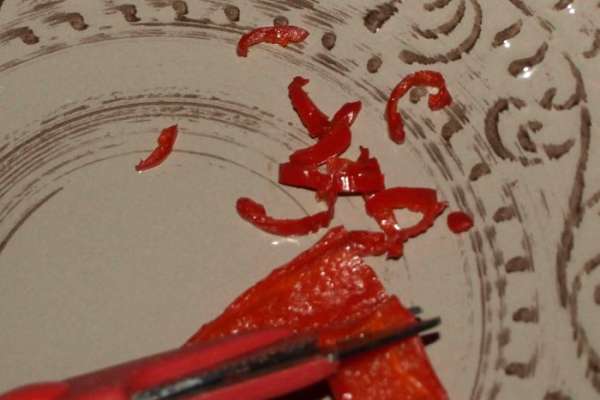Острый перец разделить на две части, очистить от семян и нарезать. Я нарезаю кулинарными ножницами, это очень удобно. Острый перец разделить на две части, очистить от семян и нарезать. Я нарезаю кулинарными ножницами, это очень удобно.