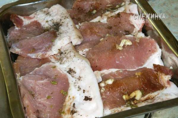 А уже на решетку выложила мясо, плотненько. 