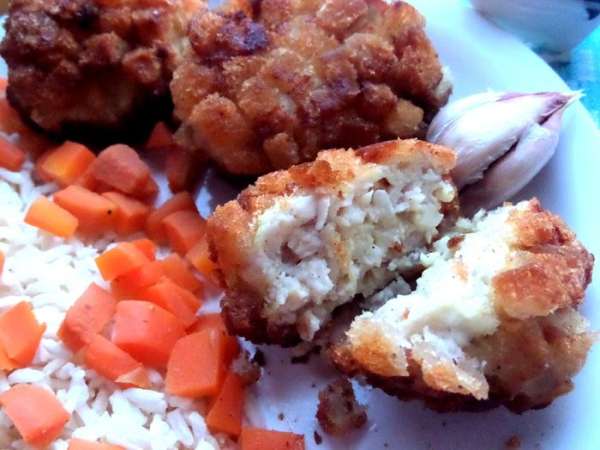 Я подавала с кубиками отваренной морковки,рисом и маринованным огурчиком для пикантности)))