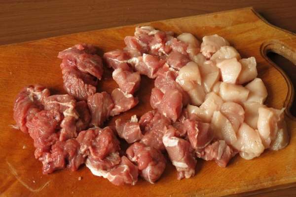 Нарезаем три вида мяса. Нарезаем три вида мяса.