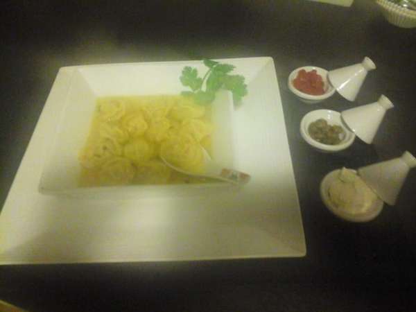 Пельмени кладем в кипящую воду (приправы и соль по вкусу)  порциями на 10-15 минут ,выкладываем на тарелку с бульоном. можно добавить сметану ,harissa-Ариса ,каперсы!! приятного аппетита