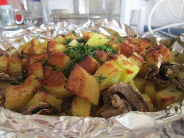 Кусочками(но не мелкими), в миску положила картофель+посолила+специи(у меня специи для картофеля+хмели-сунели)+поперчила...перемешать, чтобы вся картошечка была в специях и соли, и поливаем маслом оливковым(можно и растительным)хорошо перемешать и добавить грибы 