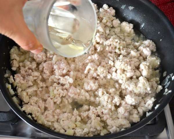 Увеличить огонь, добавить вино и дать ему выпариться!