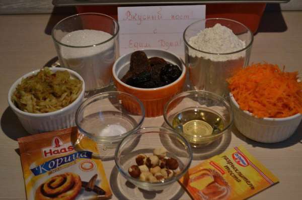 Морковь, яблоко помыть и натереть на мелкой терке, подготовить все продукты.