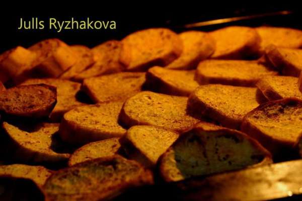 Сначала подготовим картофель и баклажаны. Вымоем, очистим, нарежем кружочками и ставим в духовку. Запекаем при температуре 160 градусов минут 20-30.