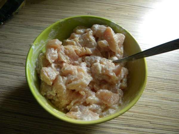 Кур. филе моем, режем небольшими кусочками, солим, перчим по вкусу, чеснок, сметану.