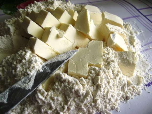 Просеиваем муку. Масло режем кубиками. 