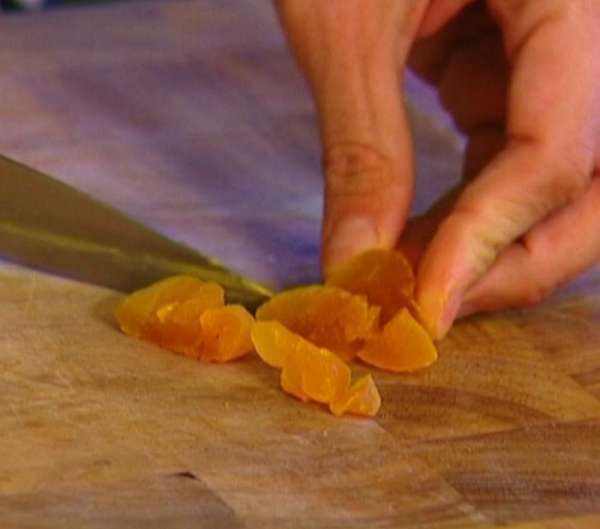 Курагу мелко порезать. 