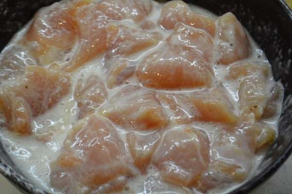 Выложить в белок курицу и хорошо перемешать.