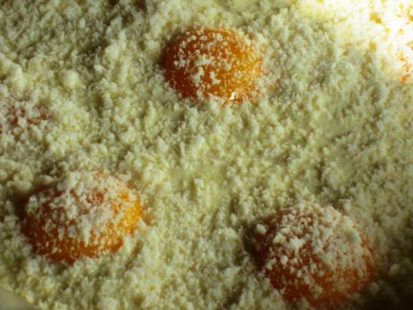 Пирог посыпать оставшемся пармезаном.
