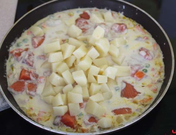 Добавить порезанный мелкими кубиками картофель (я сделала немного неправильно, добавила его не первым. В результате он немного был альденте, поэтому не обращаем особого внимания на то что на фото уже есть рыба). Потушить минут 5.