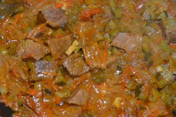 Приготовление: Обжарить на оливковом масле мясо и тушить в небольшом количестве жидкости на маленьком огне до полной мягкости ( около 1,5 часов). Выпарить жидкость. Долить немного масла положить нарезанный полукольцами лук, крупно натертую морковь, мелко порубленный чеснок и все обжарить, налить немного воды, прокипятить, добавить нарезанные кубиками огурцы, томатную пасту, соль, специи и зелень, при необходимости добавить воды, прокипятить. В качестве гарнира можно падать перловую или пшенную кашу ( способ приготовления на упаковке), картофельное пюре. МИР ВАМ. Приготовление: Обжарить на оливковом масле мясо и тушить в небольшом количестве жидкости на маленьком огне до полной мягкости ( около 1,5 часов). Выпарить жидкость. Долить немного масла положить нарезанный полукольцами лук, крупно натертую морковь, мелко порубленный чеснок и все обжарить, налить немного воды, прокипятить, добавить нарезанные кубиками огурцы, томатную пасту, соль, специи и зелень, при необходимости добавить воды, прокипятить. В качестве гарнира можно падать перловую или пшенную кашу ( способ приготовления на упаковке), картофельное пюре. МИР ВАМ.