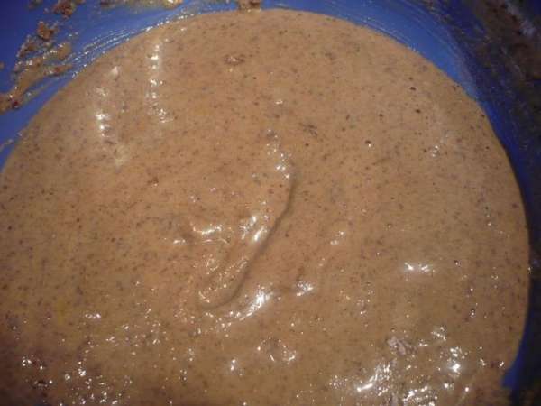 Смешиваем пудинг с миндальной и обычной мукой и аккуратно вводим в белково-желтковую массу.
