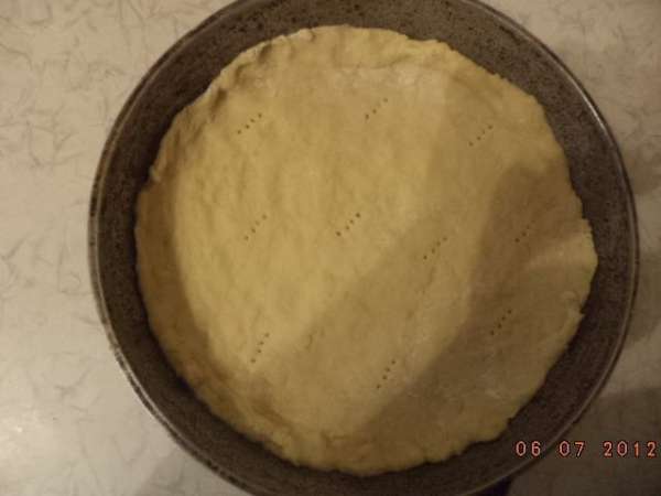 Форму для выпечки смазать маслом. Тесто разделить на 2 части: большую и меньшую. Большую часть теста раскатать и выложить в форму, сформировав бортики. Накрыть тесто пергаментом, сверху высыпать горох, выпекать при температуре 180 градусов 15 минут. Форму для выпечки смазать маслом. Тесто разделить на 2 части: большую и меньшую. Большую часть теста раскатать и выложить в форму, сформировав бортики. Накрыть тесто пергаментом, сверху высыпать горох, выпекать при температуре 180 градусов 15 минут.