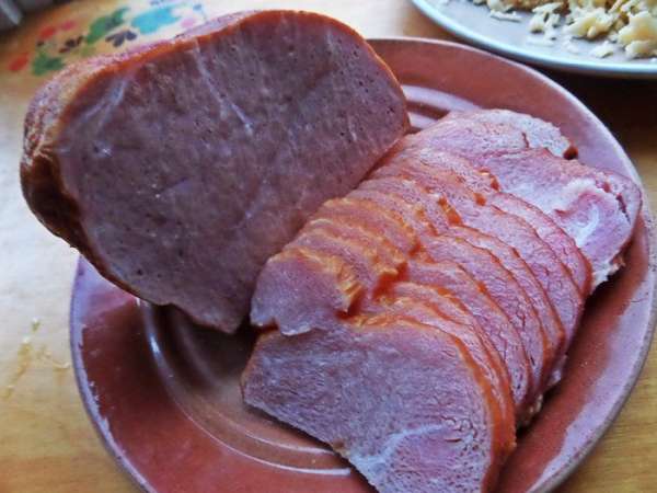 Для начинки ветчину или любое готовое мясо нарезать сначала на ломтики.