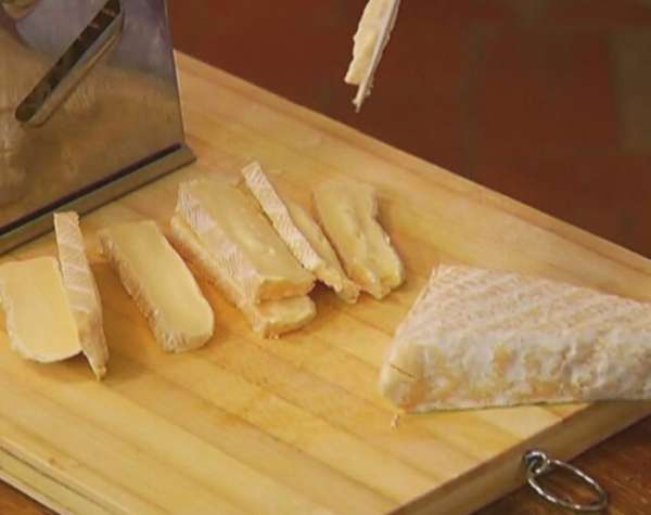 Сыр бри нарезать длинными кусочками.