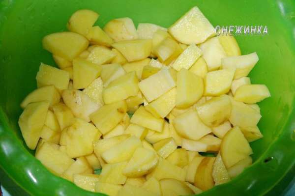 Картофель чистим, нарезаем большим кубиком.