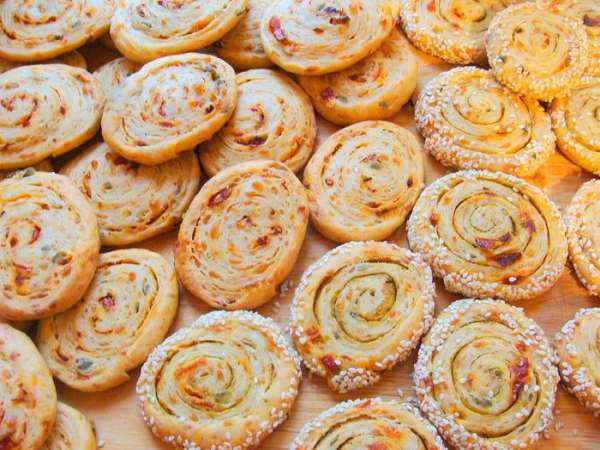 Другую партию, которую посыпала кайенской солью, обсыпала кунжутом по краям. Другую партию, которую посыпала кайенской солью, обсыпала кунжутом по краям.