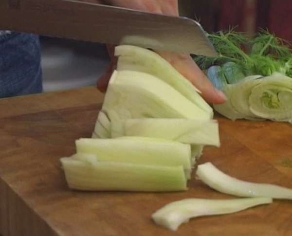 Лимоны и фенхель нарезать крупными кусками. 