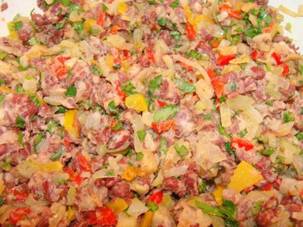 Посыпать смесью перцев по вкусу, перемешать. Получится такое 'веселенькое' лобио.