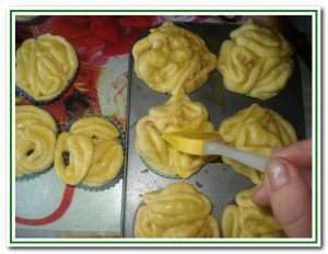 Выпекать в предварительно разогретой до 175 градусов духовке 20-30 минут.