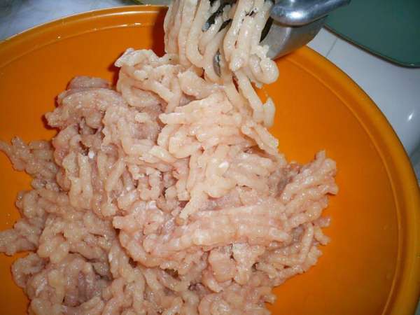 С помощью мясорубки измельчаем куриное филе и очищенные овощи.