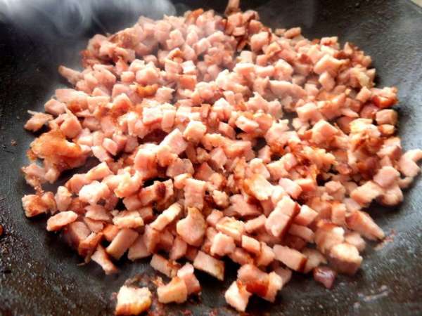 Убираем лук в отдельную миску, а на его место высыпаем мясо, обжариваем тоже. Убираем лук в отдельную миску, а на его место высыпаем мясо, обжариваем тоже.