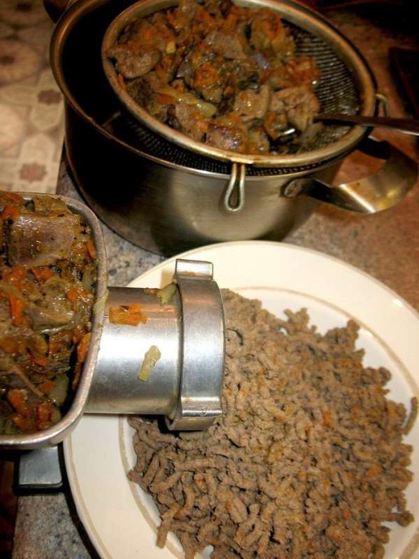 Готовое проворачиваю через мясорубку...2раза..
добавила отваренные сухие грибы... Готовое проворачиваю через мясорубку...2раза..
добавила отваренные сухие грибы...
