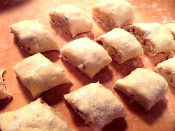Каждый рулет разрезаем на кусочки 4-5 см шириной,окуная нож в муку,чтобы не прилипал.