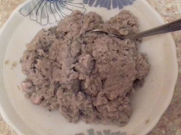 Смешиваем рыбу и сало, добавляем по вкусу соль, специи (я использую специальные «для рыбы»). Пюрируем фарш блендером.