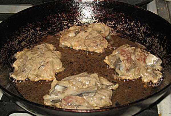 Ложкой выложить биточки на сковороду, лучше выкладывать потоньше, как по мне так вкуснее. Обжарить с двух сторон до золотистой корочки. Ложкой выложить биточки на сковороду, лучше выкладывать потоньше, как по мне так вкуснее. Обжарить с двух сторон до золотистой корочки.