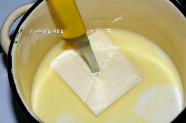 На огонь ставим кастрюльку или сотейник, в котором нагреваем молоко. Добавляем к нему масло, доводим до растворения, даем закипеть. На огонь ставим кастрюльку или сотейник, в котором нагреваем молоко. Добавляем к нему масло, доводим до растворения, даем закипеть.