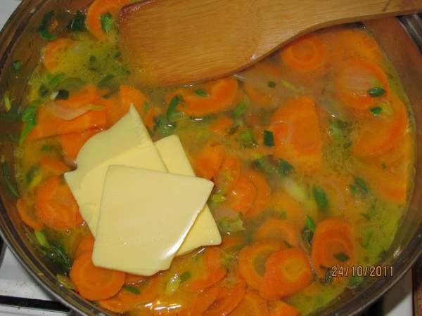 Добавляем в сковороду лук и цедру лимона, заливаем соком лимона, сахарим, солим, перчим. Перемешиваем. Кладём сливочное масло.