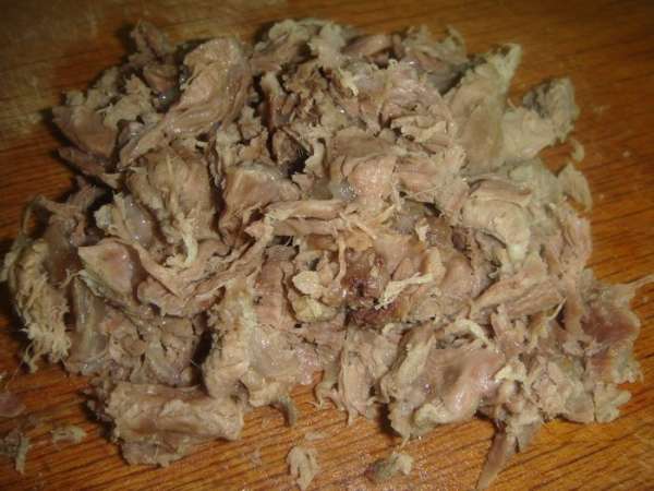 Говядину отварить в течение часа, не забывая снимать пенку. Готовое мясо отсоединить от кости и выложить в бульон. Бульона надо 2 — 2,5 литра. Говядину отварить в течение часа, не забывая снимать пенку. Готовое мясо отсоединить от кости и выложить в бульон. Бульона надо 2 — 2,5 литра.