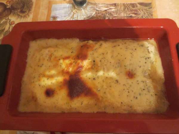 Форму для запекания смазать маслом, выложить на дно грибы с луком, затем рыбу, сверху все залить соусом Бешамель и отправить в духовку на 40 минут. Готовое блюдо достать из духовки, немного остудить и подавать с рисом, отварным картофелем или пюре.
Приятного аппетита!