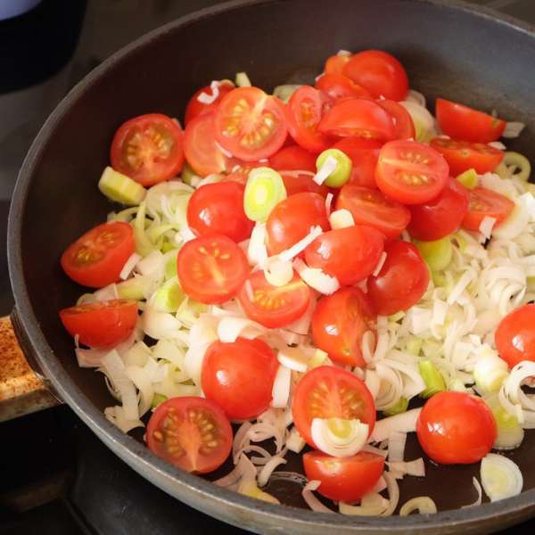 Обжариваем овощи на среднем огне до мягкости лука. Солим, перчим по вкусу, добавляем щепотку сахара- перемешиваем. Гарнир готов!